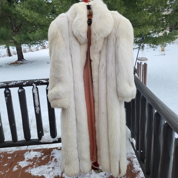 Luxurious White Fur Cape for Women